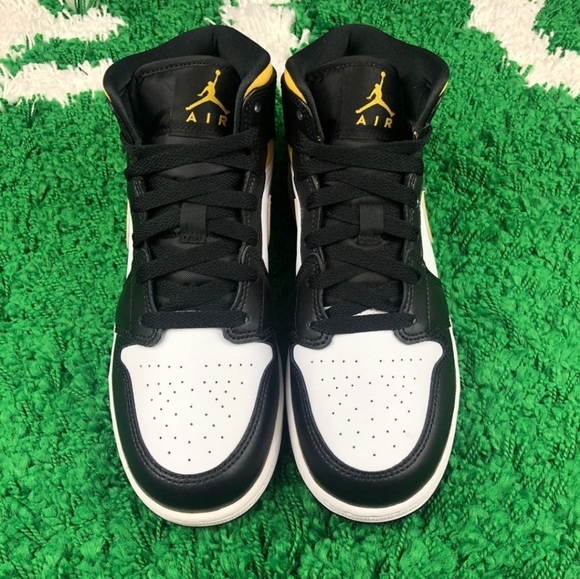 Air Jordan 1 Mid GS White Pollen Black Sneaker size 4y 5.5 women's - Picture 4 of 9